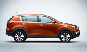 Pomarańczowy Kia Sportage 2014, widok z boku, gotowy na przygodę.