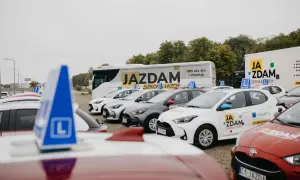 Flota aut szkoły jazdy "Ja Zdam". Zastanawiasz się, prawo jazdy od ilu lat można zdobyć? Sprawdź ofertę!