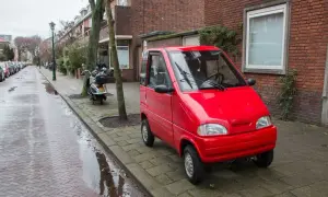 Czerwony mikrosamochód, idealny do miasta, z którym można poruszać się mając prawo jazdy B1.