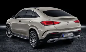 Tylna część eleganckiego, beżowego Mercedesa GLE Coupe. Sprawdź jego imponujące mercedes gle wymiary.