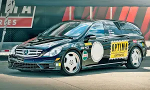 Czarny Mercedes R-klasy z naklejkami "OPTIMA BATTERIES", "AMG", "WEISTEC". To auto z serii r63.