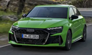 Jaskrawozielone Audi RS3 na drodze. Sprawdź aktualną audi rs3 cena i poczuj moc!