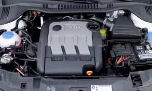 Silnik 1.4 TDI z widocznym napisem TDI na pokrywie. Widać elementy układu chłodzenia, akumulator i przewody.