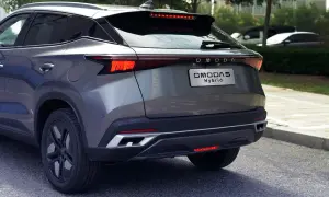 Szare OMODA 5 Hybrid z tyłu. Wiele osób szuka omoda opinie, by dowiedzieć się więcej o tym modelu.