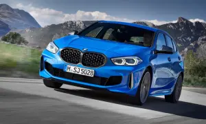 Niebieskie BMW Serii 1 F40 pędzi po górskiej drodze, kierowca skupiony na trasie.