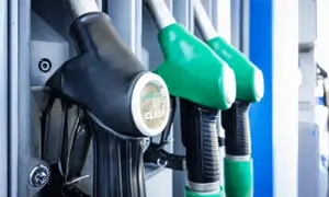 Trzy pistolety dystrybutorów paliwa: czarny i dwa zielone. Na czarnym widać napis "EURODIESEL CLASS".