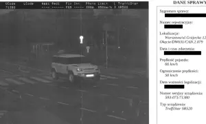 Biały Land Rover Defender przekracza pasy na Grójeckiej w Warszawie. Prędkość 66 km/h przy ograniczeniu 50 km/h. Mandat z fotoradaru bez punktów karnych.