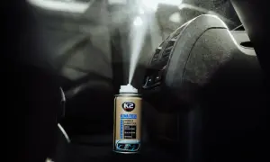 Aerozol K2 Klima Fresh w trakcie ozonowania klimatyzacji samochodowej. Świeżość w zasięgu ręki.