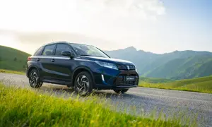 Ciemnoniebieski Suzuki Vitara na tle górskich krajobrazów. Idealne suzuki vitara wymiary do podróży po krętych drogach.