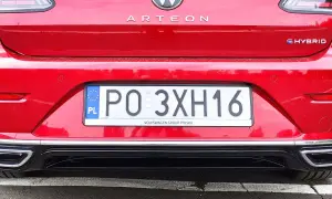 Czerwony Arteon eHybrid z polską tablicą rejestracyjną PO 3XH16.