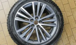 Felga aluminiowa do Astry J, 5-ramienna, z widocznym rozstawem śrub. Opona zimowa 225/50R19.