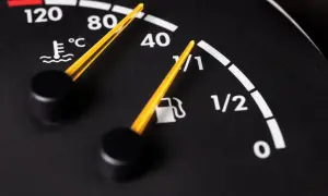 Wskaźnik temperatury silnika pokazuje optymalną temperaturę, a kontrolka płynu chłodniczego jest w normie.