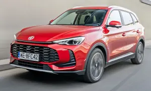 Czerwony auto mg suv pędzi po drodze, jego reflektory ostro świecą.