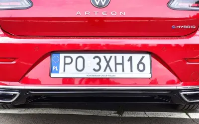 Czerwony Arteon eHybrid z polską tablicą rejestracyjną PO 3XH16.