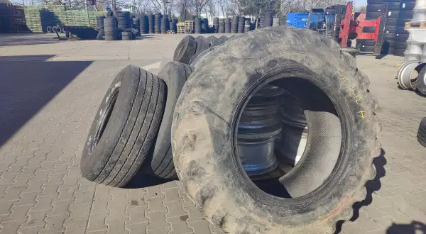 Duże opony rolnicze i samochodowe na placu. Zastanawiasz się, ile kosztuje utylizacja opon? Tutaj znajdziesz odpowiedź.