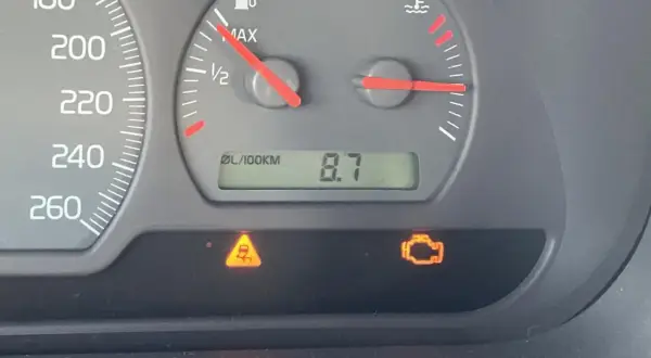 Na desce rozdzielczej świeci się kontrolka trakcji i kontrolka silnika.