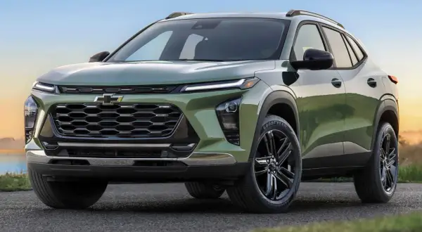 Nowy Chevrolet Trax w zielonym kolorze, z czarnymi felgami, prezentuje się dynamicznie na tle krajobrazu.