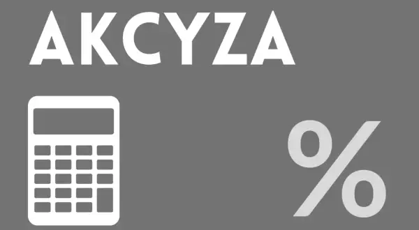 Obliczanie akcyzy za auto. Kalkulator i znak procentu na szarym tle.