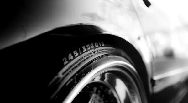 Błyszczące felgi z oponami 245/35R18. Szerokość felgi wpływa na wygląd i prowadzenie auta.