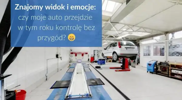 Warsztat samochodowy z podniesionym autem na podnośniku. Zastanawiasz się, ile trwa przegląd samochodu, by uniknąć przygód?