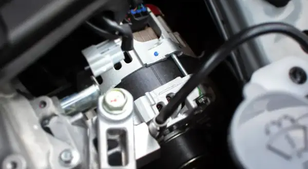 Zbliżenie na alternator samochodowy 1.9 TDI z widocznym sprzęgłem.