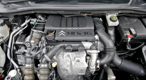 Silnik 1.6 HDI z widocznym logo Citroen. Widać turbosprężarkę, przewody i elementy układu dolotowego.