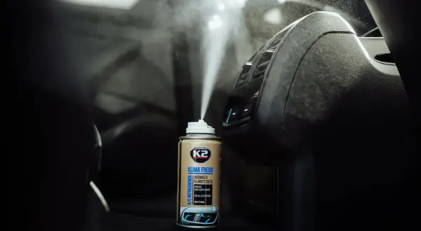 Aerozol K2 Klima Fresh w trakcie ozonowania klimatyzacji samochodowej. Świeżość w zasięgu ręki.