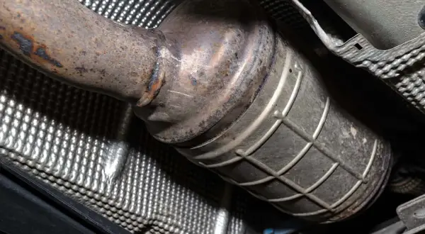 Czy po wycięciu DPF auto kopci? Sprawdź skutki usunięcia filtra
