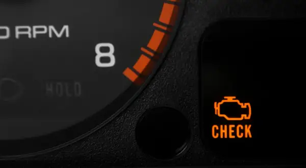 Pomarańczowa kontrolka silnika "CHECK" świeci na desce rozdzielczej obok obrotomierza.