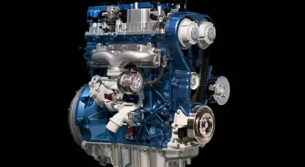 Błękitny silnik 1.6 Ecoboost z turbosprężarką i paskiem rozrządu, gotowy do pracy.