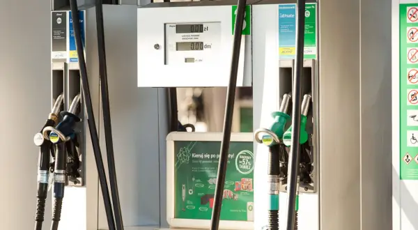 Dwa dystrybutory paliwa: jeden z napisem "diesel", drugi z "bezołowiowa 98". Wybór między diesel czy benzyna.