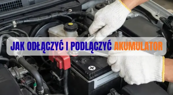 Ręce w białych rękawiczkach odkręcają kluczem śruby akumulatora w samochodzie. Poradnik: jak odłączyć akumulator.