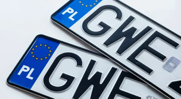 Dwie polskie tablice rejestracyjne z literami "GWE". Widoczny symbol Unii Europejskiej i oznaczenie "PL".