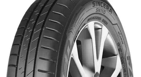 Opona samochodowa Falken Sincera SN110 z felgą.