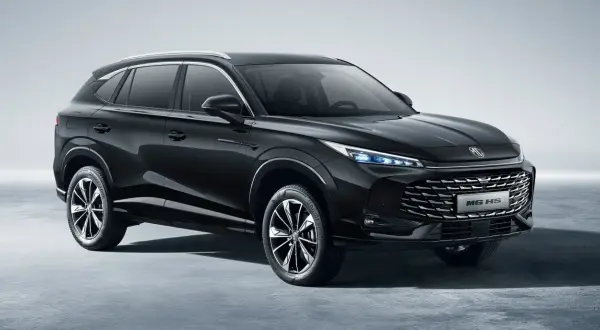 Elegancki, czarny MG HS SUV z chromowanymi detalami i nowoczesnymi światłami LED.