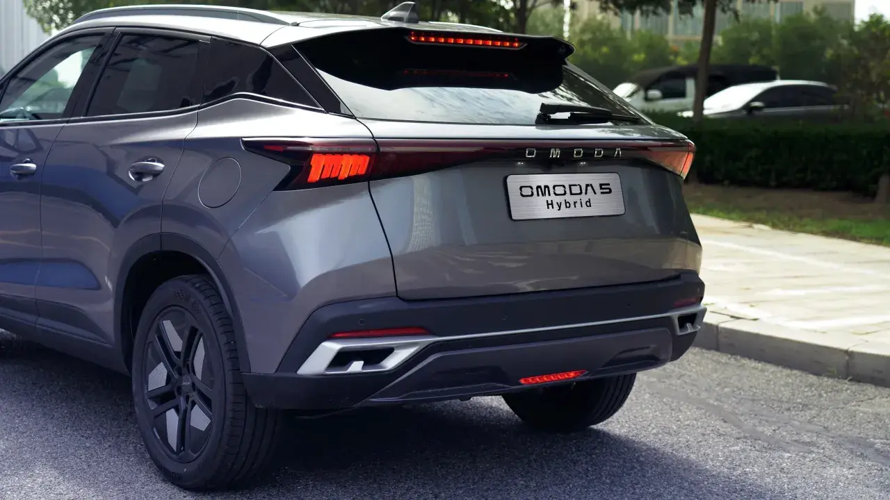 Szare OMODA 5 Hybrid z tyłu. Wiele osób szuka omoda opinie, by dowiedzieć się więcej o tym modelu.