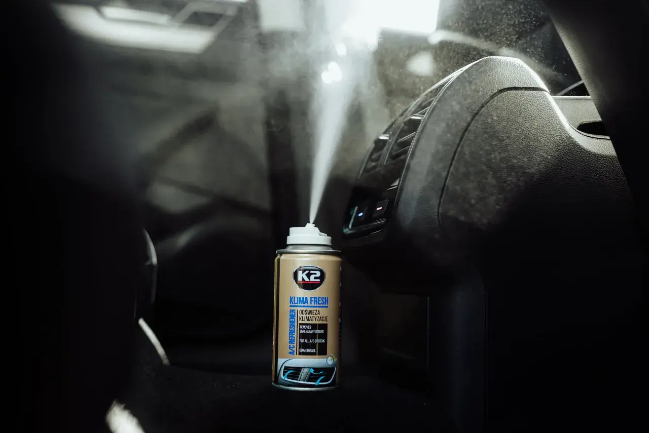 Aerozol K2 Klima Fresh w trakcie ozonowania klimatyzacji samochodowej. Świeżość w zasięgu ręki.