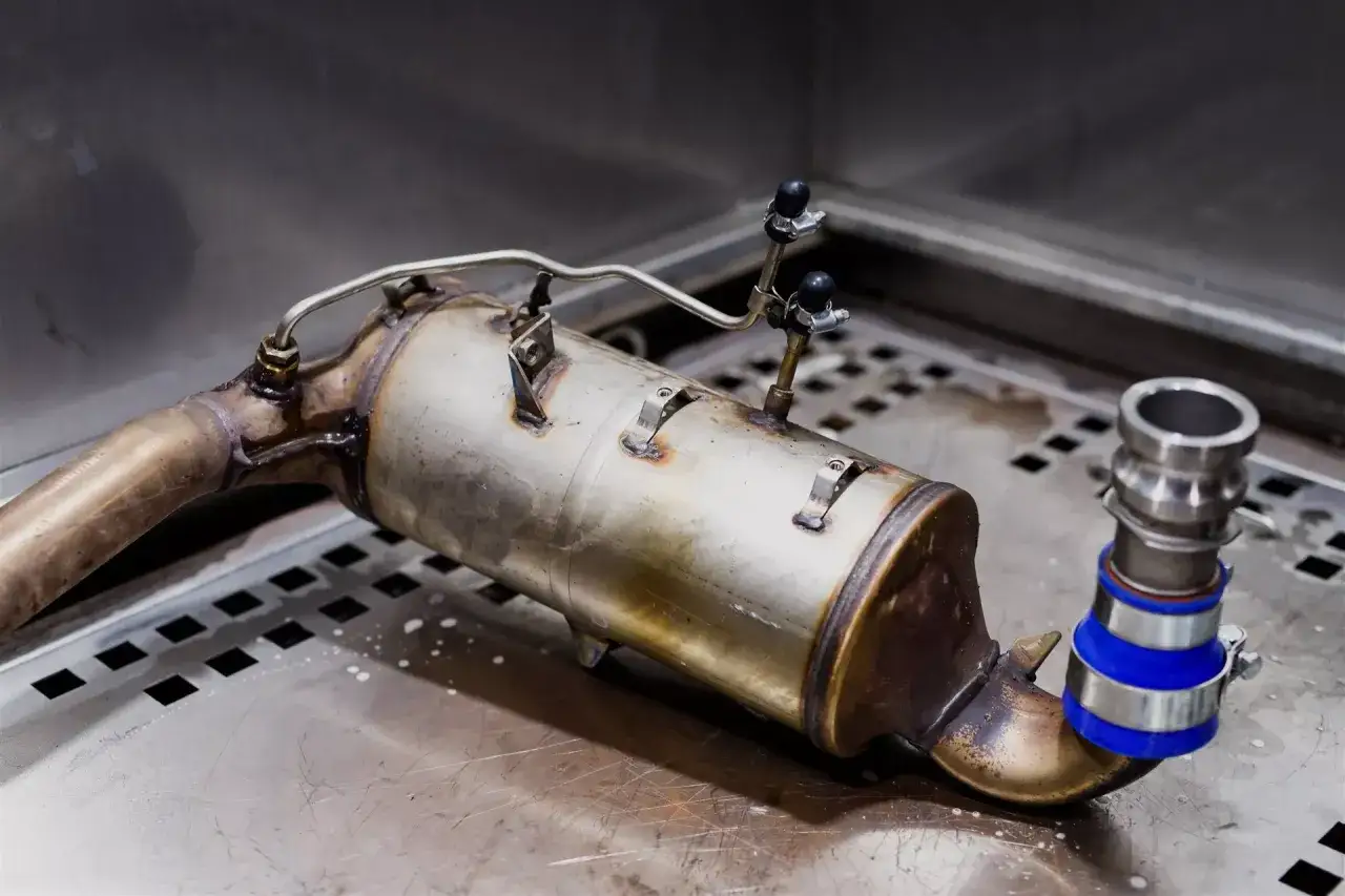 Filtr DPF po regeneracji, gotowy do ponownego montażu. Proces wypalania DPF jest kluczowy dla jego prawidłowego działania.