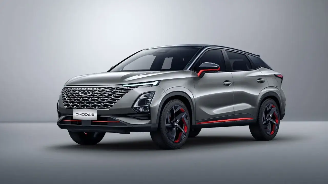 Nowoczesny, srebrny SUV OMODA 5 z czerwonymi akcentami. Wiele osób szuka omoda opinie, by poznać ten model.