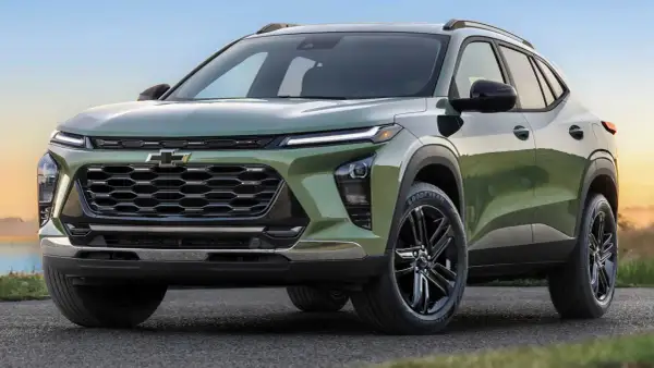 Nowy Chevrolet Trax w zielonym kolorze, z czarnymi felgami, prezentuje się dynamicznie na tle krajobrazu.