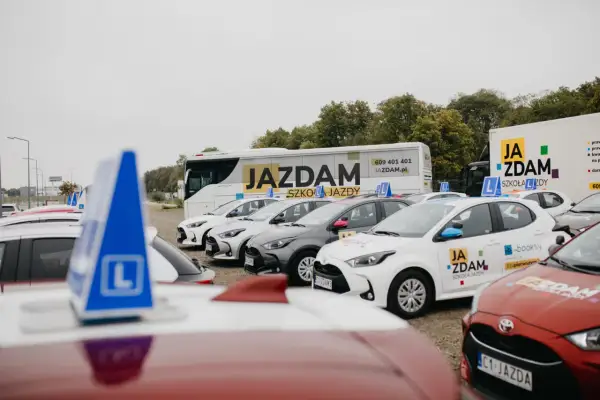 Flota aut szkoły jazdy "Ja Zdam". Zastanawiasz się, prawo jazdy od ilu lat można zdobyć? Sprawdź ofertę!