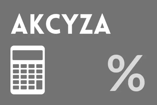 Obliczanie akcyzy za auto. Kalkulator i znak procentu na szarym tle.