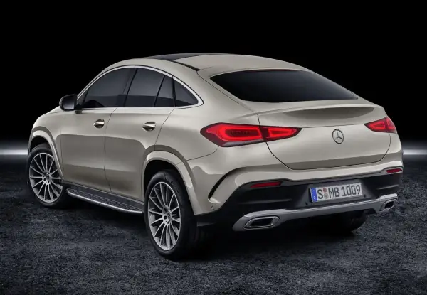 Tylna część eleganckiego, beżowego Mercedesa GLE Coupe. Sprawdź jego imponujące mercedes gle wymiary.
