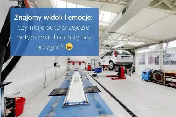 Warsztat samochodowy z podniesionym autem na podnośniku. Zastanawiasz się, ile trwa przegląd samochodu, by uniknąć przygód?