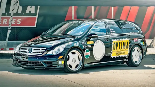 Czarny Mercedes R-klasy z naklejkami "OPTIMA BATTERIES", "AMG", "WEISTEC". To auto z serii r63.