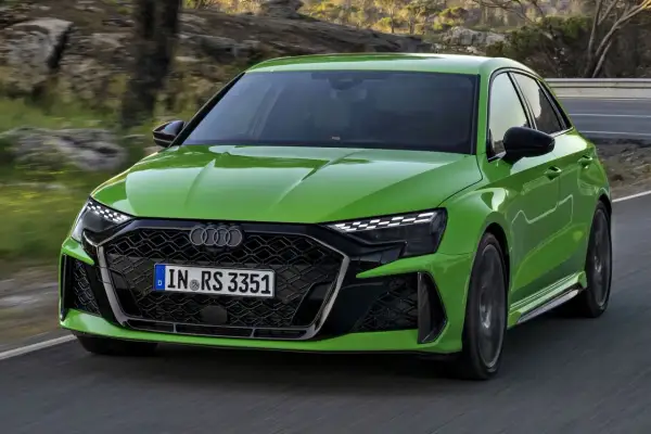 Jaskrawozielone Audi RS3 na drodze. Sprawdź aktualną audi rs3 cena i poczuj moc!