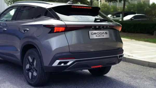 Szare OMODA 5 Hybrid z tyłu. Wiele osób szuka omoda opinie, by dowiedzieć się więcej o tym modelu.