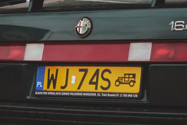 Alfa Romeo 164 z tablicą rejestracyjną WJ-74S. Klasyk pod opieką.