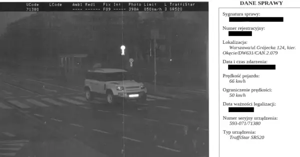 Biały Land Rover Defender przekracza pasy na Grójeckiej w Warszawie. Prędkość 66 km/h przy ograniczeniu 50 km/h. Mandat z fotoradaru bez punktów karnych.
