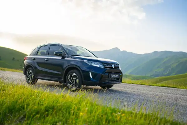 Ciemnoniebieski Suzuki Vitara na tle górskich krajobrazów. Idealne suzuki vitara wymiary do podróży po krętych drogach.